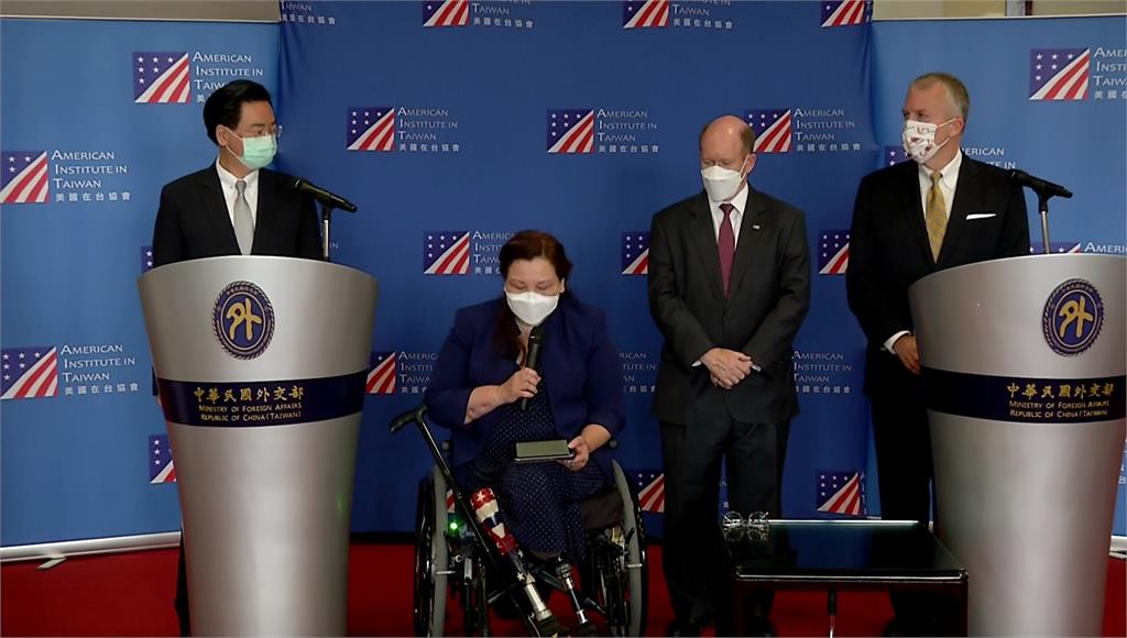 3美國參議員訪台，於松指部發表談話，宣布首贈台75萬劑疫苗。圖／台視新聞
