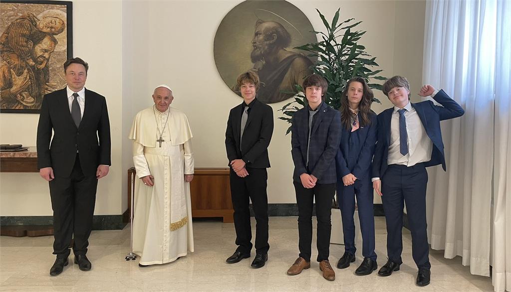 馬斯克在推特上PO出自己與4個兒子跟教宗的合影。圖／翻攝自Twitter @elonmusk