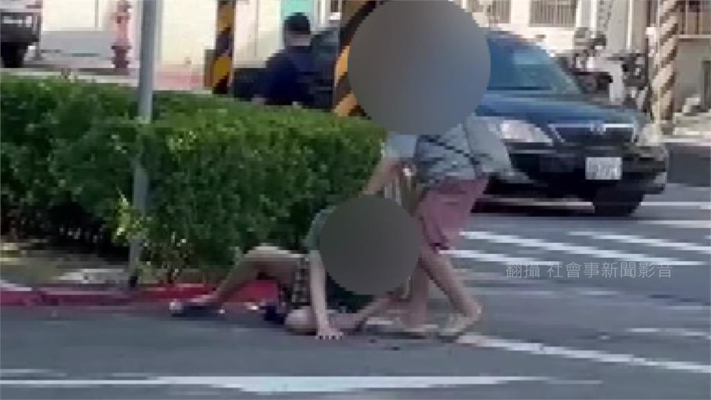 長期照顧壓垮情緒？ 姊當街毆身心障礙弟