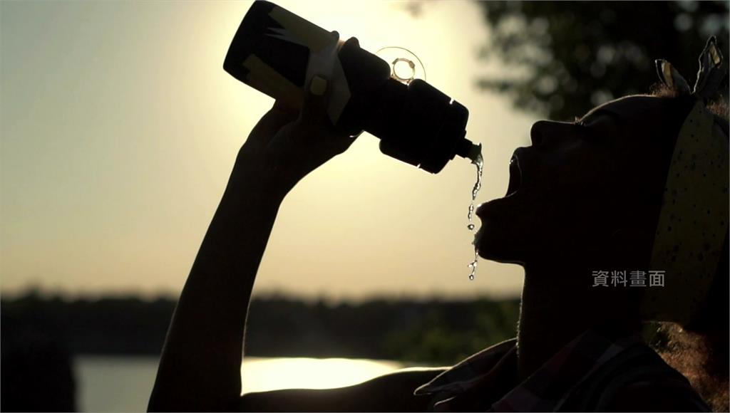 美國一名女子短時間喝太多水，「水中毒」死亡。圖／CNN、美聯社、路透社（非新聞相關當事人）