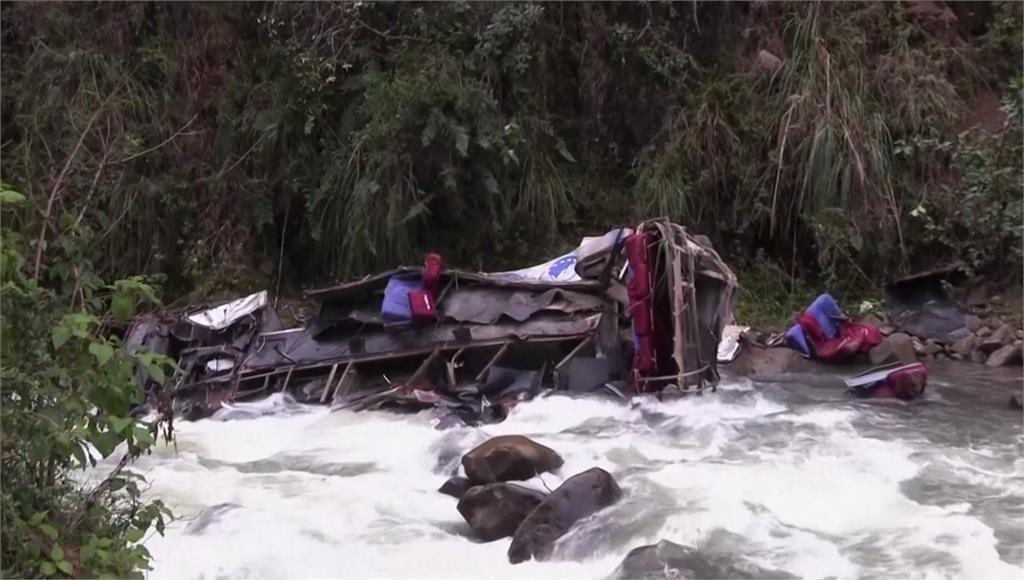 祕魯巴士翻落山谷造成至少27人死亡。圖／美聯社