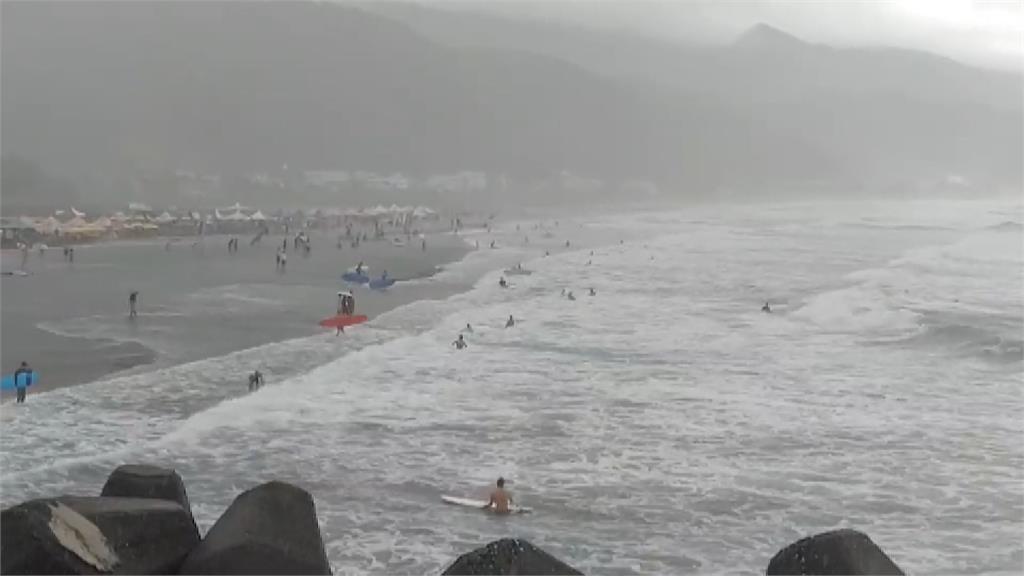 宜蘭烏石港因受颱風外環流影響浪潮洶湧，但仍有遊客在衝浪。圖：台視新聞