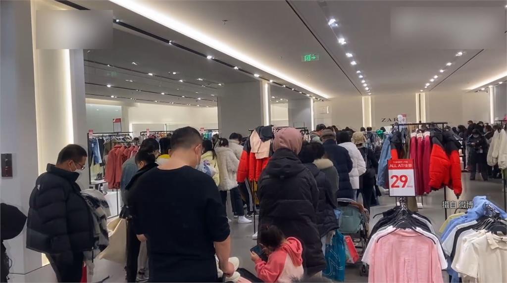 西安全面解封，民眾湧入購物中心購物。圖／翻攝自微博