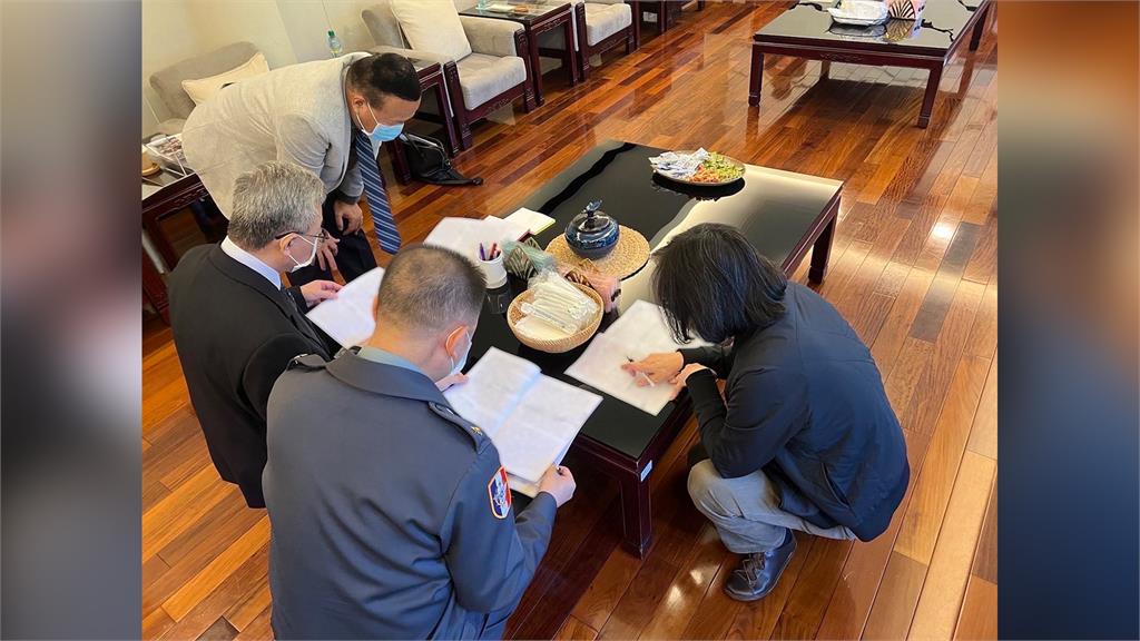 總統蔡英文與幕僚、國防人員討論兵役版本時，直接蹲在地板上。圖／總統府提供