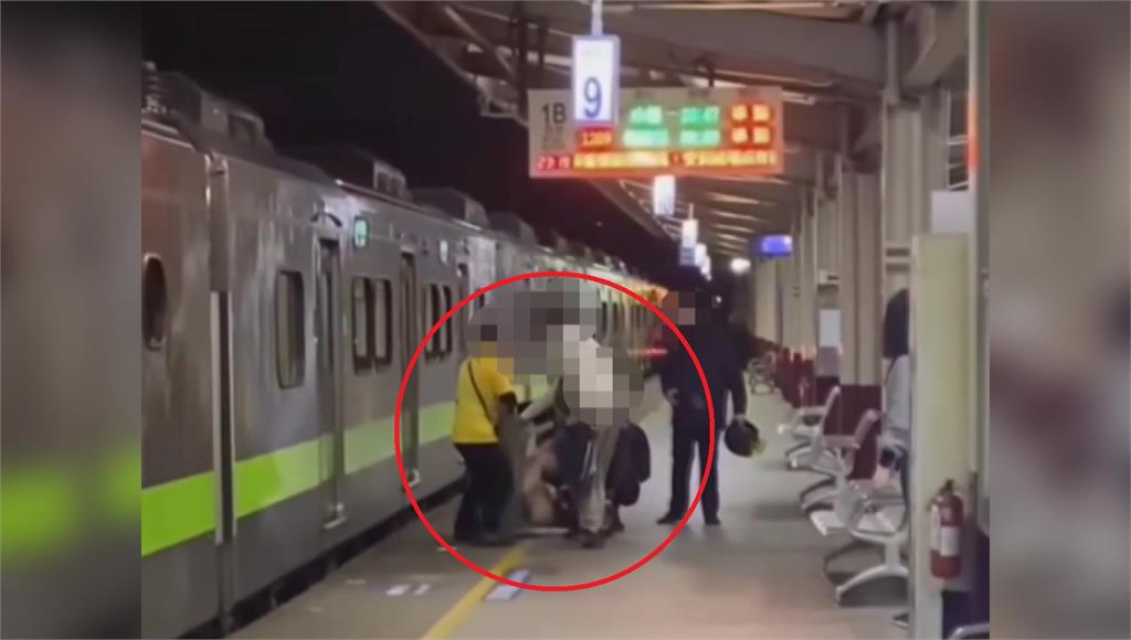 身障女子跟台鐵站務員起衝突。圖／台視新聞