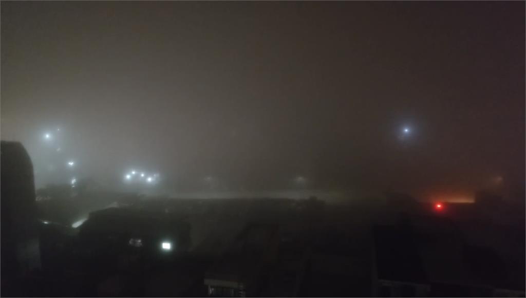 大霧籠罩，基隆港晚間宣布封港。圖／台視新聞