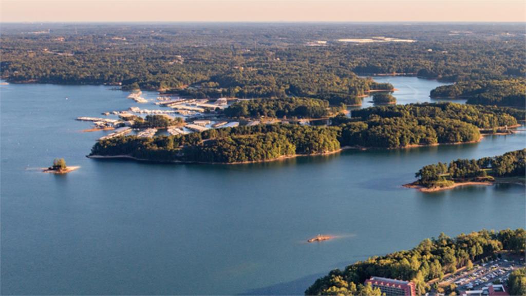 美國喬治亞州的拉尼爾湖，被媒體冠上「鬧鬼之湖」的稱號。圖／翻攝自lakelanier.com/