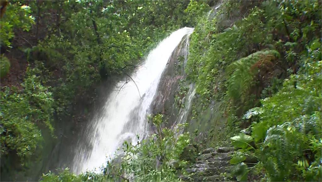薔琵暴風圈逐步籠罩 陽明山小隱潭瀑布水流暴漲