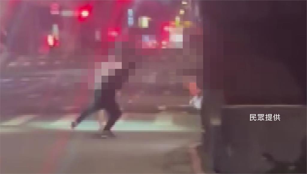 醉男夜市旁朝人揮刀！遭警噴辣椒水制伏