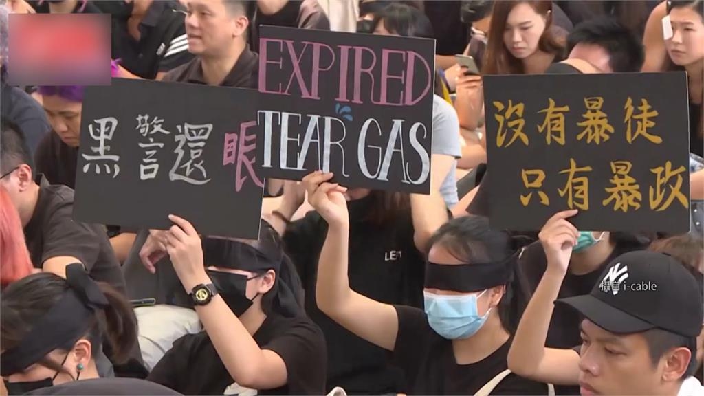 萬名香港民眾昨（12）日響應「黑警還眼，百萬人塞爆機場」活動，有人在右眼貼上紗布，有些人則以黑布矇眼，抗議港警濫用暴力。（圖/翻攝自i-Cable）