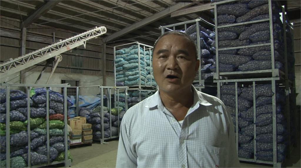 雲林元長鄉農會理事長陳榮華的住家吉倉庫發現約40公噸的蒜頭，他稱是要做蒜種使用。圖：台視新聞