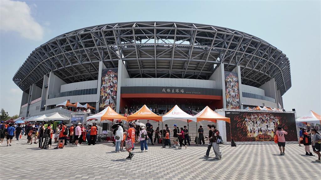 亞太球場戶外攤商招商惹議 　網友灌黃偉哲臉書、批市府