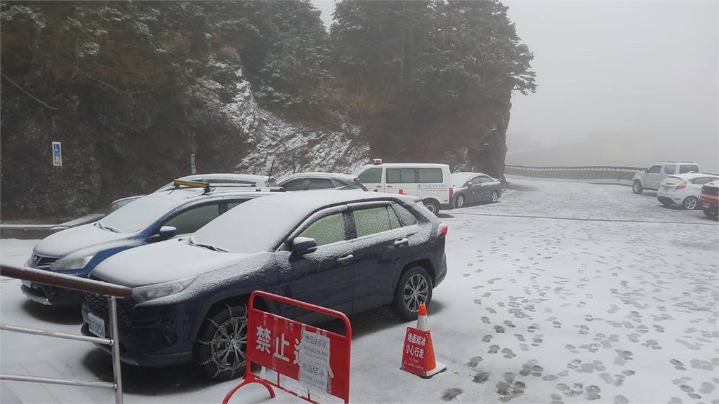 合歡山武嶺下雪霰。圖／林保署南投分署松雪樓、仁愛分局提供