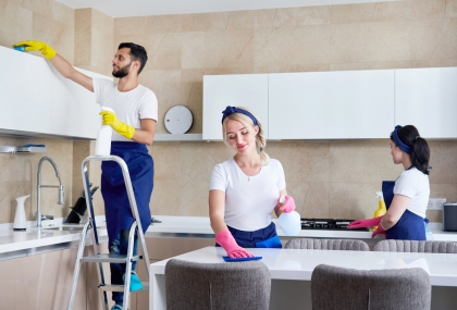 天花板沒掃完先閃到腰？醫師提醒大掃除3大疼痛地雷