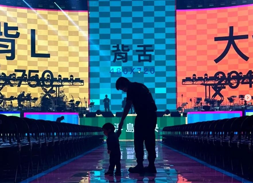 陳鎮川在Instagram上發布與兒子在舞台前牽手的照片。圖／翻攝自Instagram@ taiwanisaac