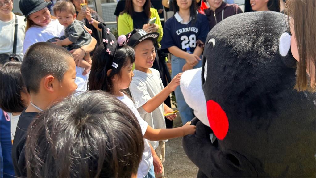 吉祥物「熊本熊」震後恢復活動 探訪災民與孩童互動