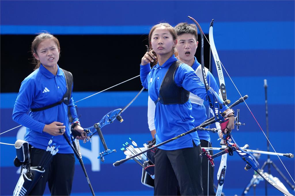 中華射箭女團雷千瑩、邱意晴、李彩綺，2:6不敵南韓隊，止步8強。圖／中華奧會提供