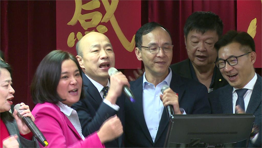 國民黨尾牙宴，韓國瑜領唱《我愛那魯灣》。圖／台視新聞
