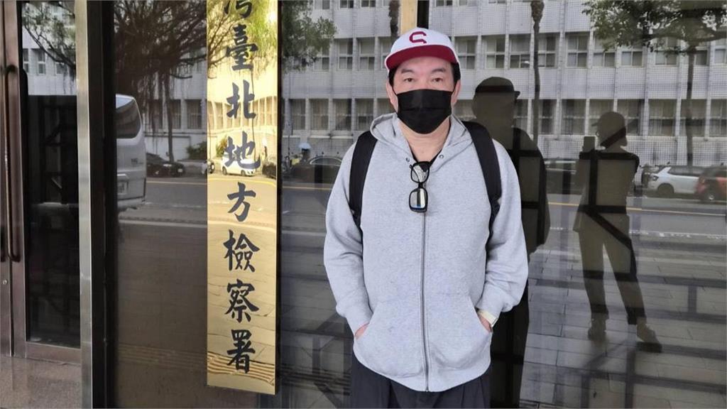 藝人康康現身北檢 認被騙500萬出庭當證人