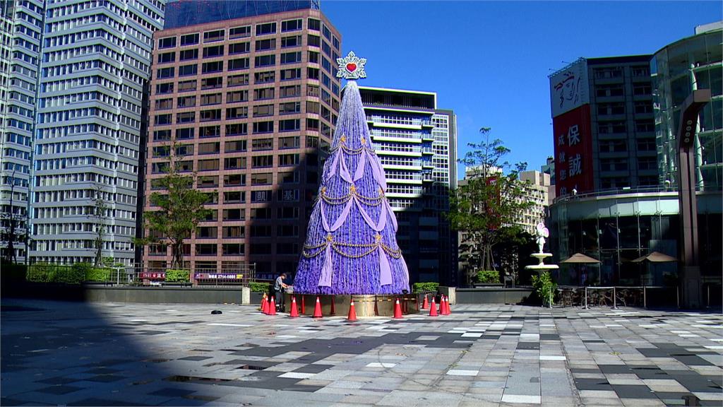 信義區百貨廣場外的紫色耶誕樹引起網友討論，被外國網友嫌棄「此生看過最醜」。圖／台視新聞