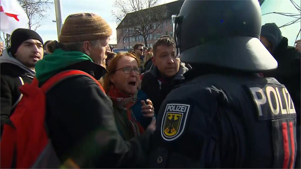 德國示威者與警方。圖／翻攝自AP Direct