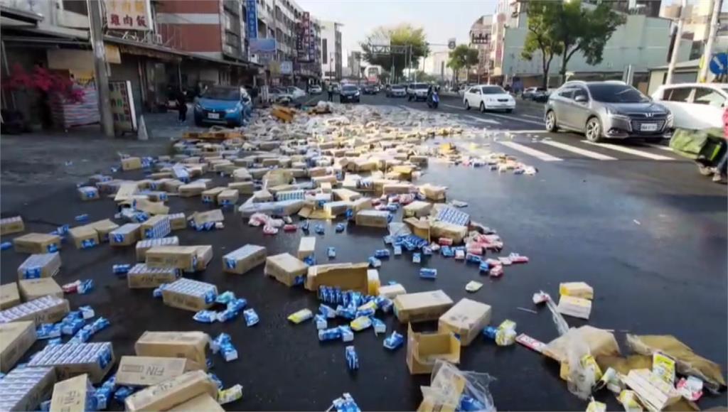 百箱飲料掉落佔據車道。圖／台視新聞
