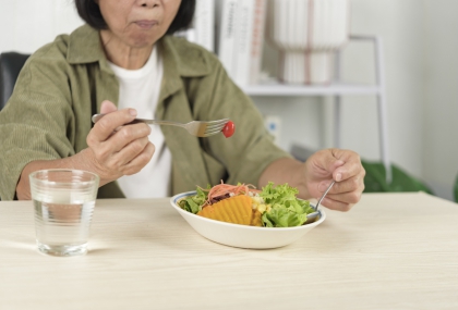 想活到70歲還健康、頭腦清楚？哈佛研究曝「7類食物」要常吃