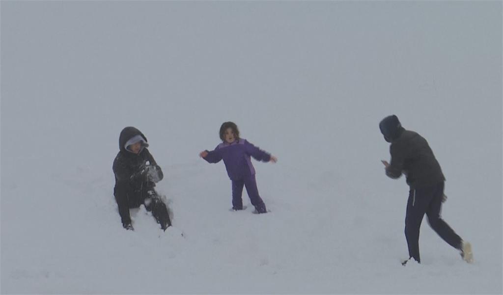 孩子們開心玩雪。圖：翻攝自AP Direct