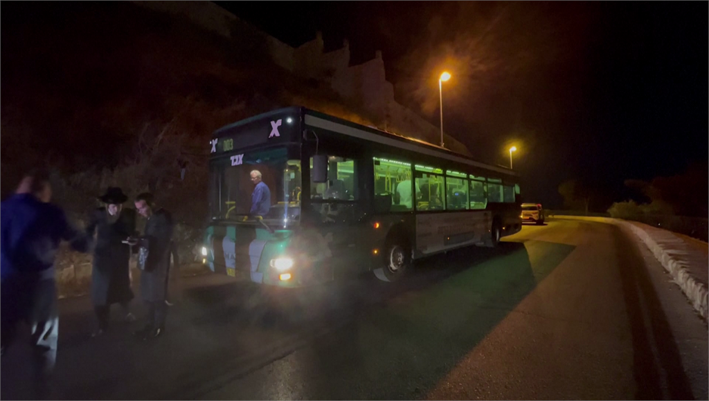 耶路撒冷驚傳槍擊案，槍手在巴士和停車場犯案。圖／路透社