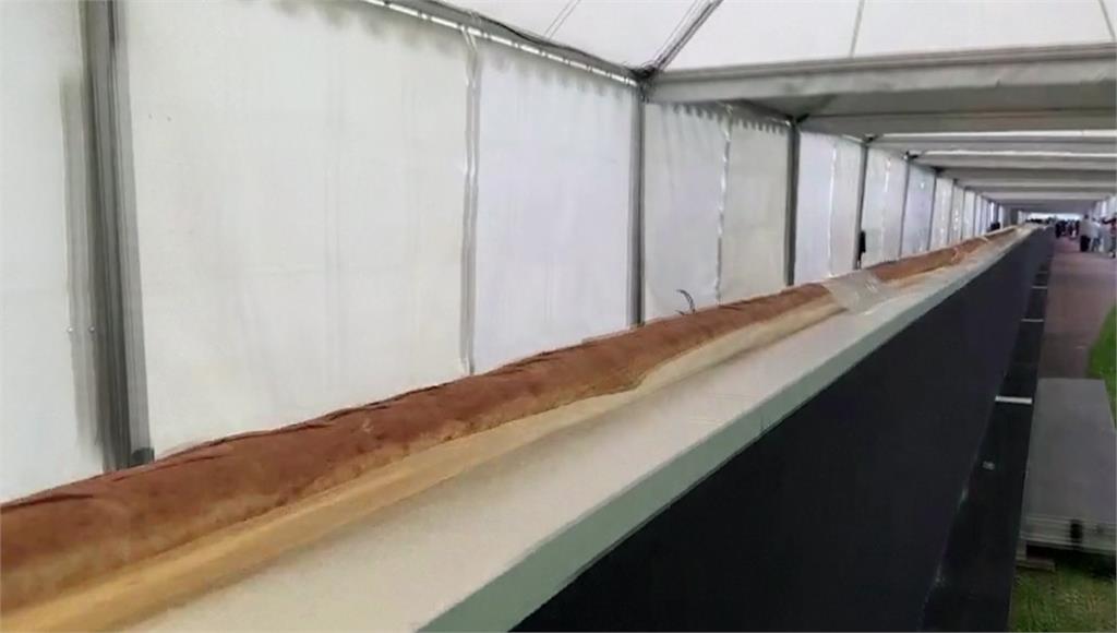 法國人製成世界最長的長棍麵包，全長140.53公尺。圖／路透社