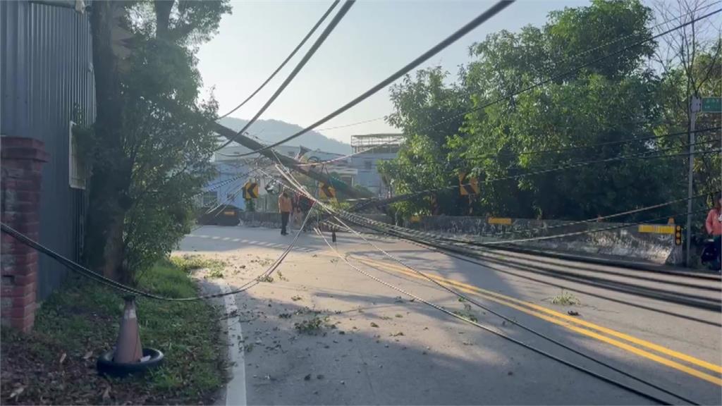 三峽貨櫃車勾倒電線桿 電線散落釀女騎士摔傷、周邊近600戶停電