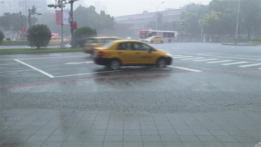 高雄、屏東雨量紫爆！全台持續大雨 專家曝「這天」重回燒烤天氣 