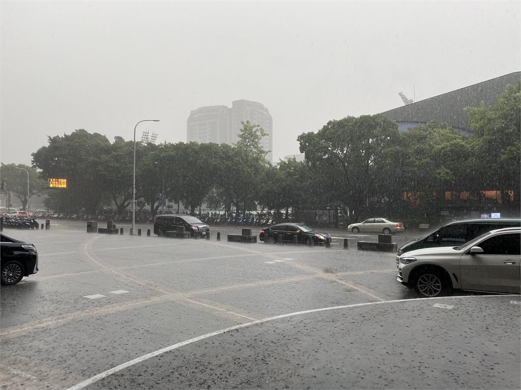 隨華南雲雨區東移，北台灣整日有雨。圖：台視新聞