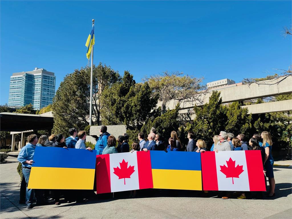 加拿大駐中國總領事館人員實際行動挺烏克蘭。圖／翻攝自 @Canada in Chine　twitter