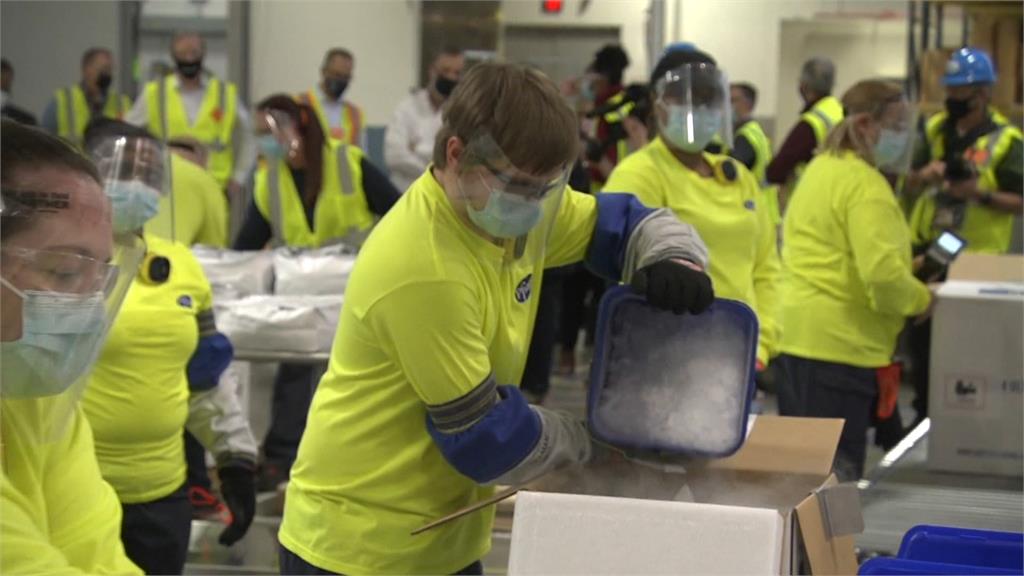 輝瑞生產線動起來，工作人員打開冰庫拿出疫苗，準備裝箱。圖：台視新聞