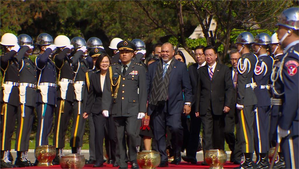 軍禮迎諾魯總統 總統蔡英文：台諾邦誼堅實友好