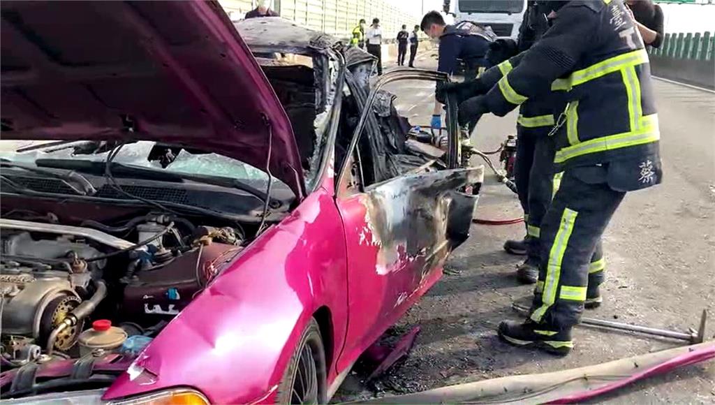 根性駕駛的轎車遭追撞，往前推40公尺後起火燃燒。圖／台視新聞