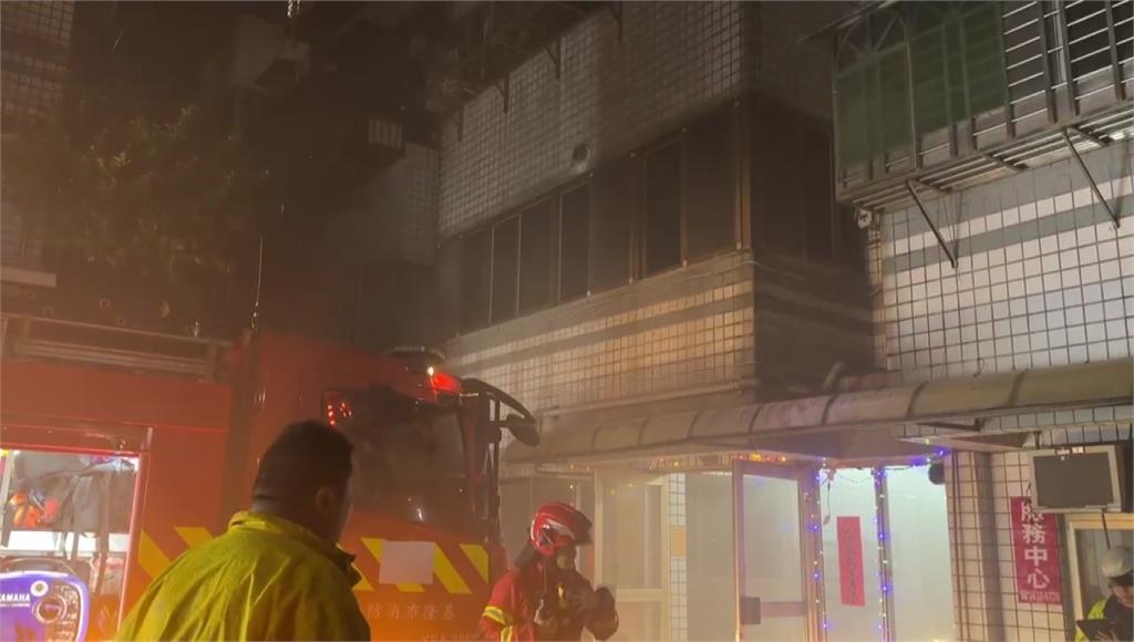 脫下面罩救住戶...基隆大樓惡火釀2死4傷 小隊長被嗆昏殉職