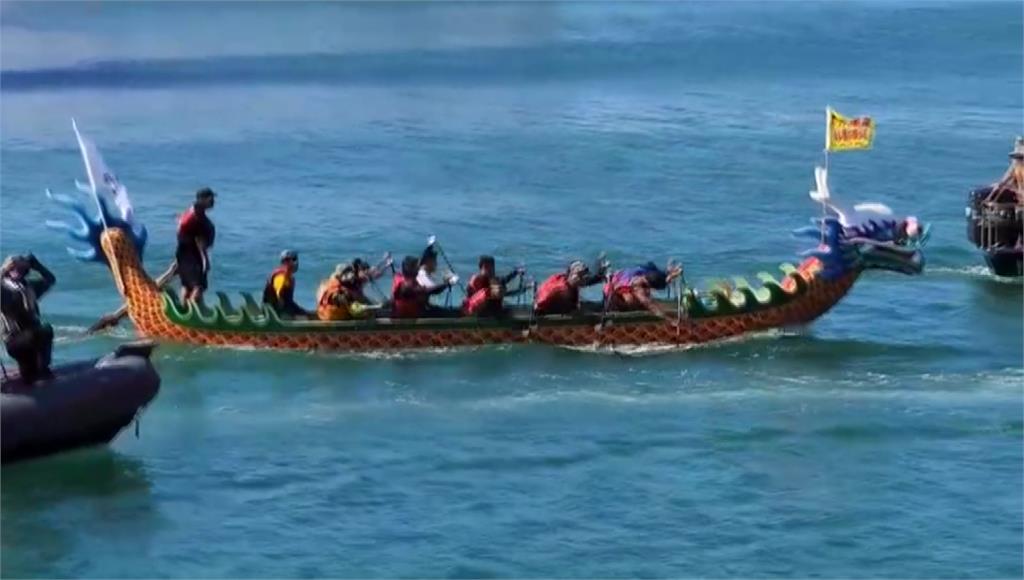 台灣首次以划龍舟的方式，從嘉義跨過黑水溝到澎湖。圖／台視新聞