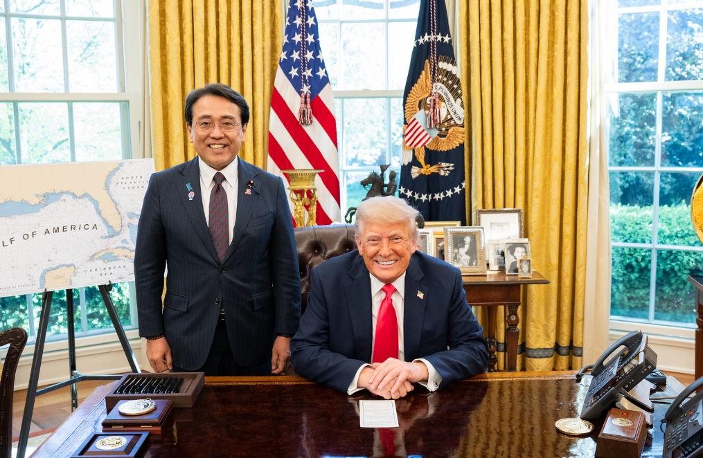日本大臣赤澤亮與川普合照。圖／翻攝自日本內閣官房網站