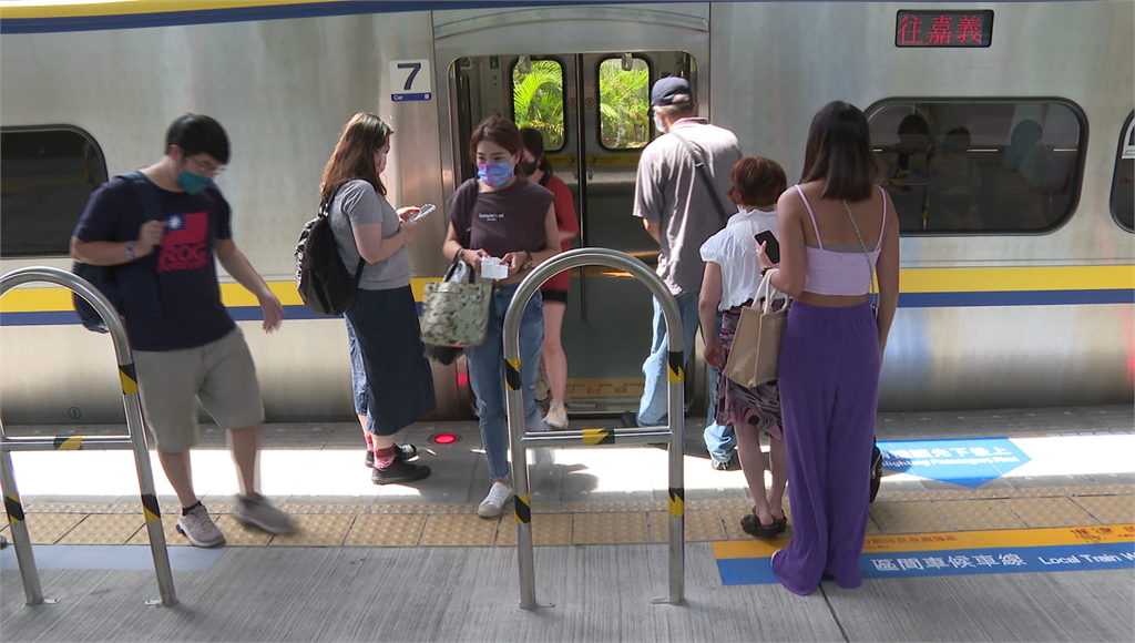台鐵汐科車站月台護欄卡門前，害旅客上下車得繞著，相當不便。圖／台視新聞