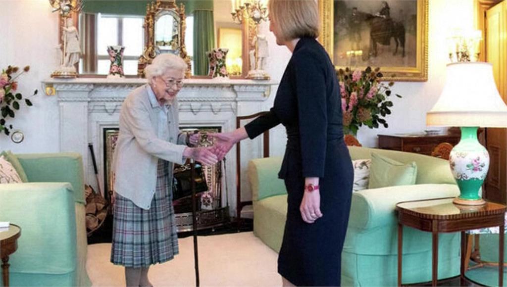 英國女王伊莉莎白二世6日任命特拉斯成為英國首相，如今女王辭世，合照成為她最後的公開照片。圖／美聯社、路透社、CNN