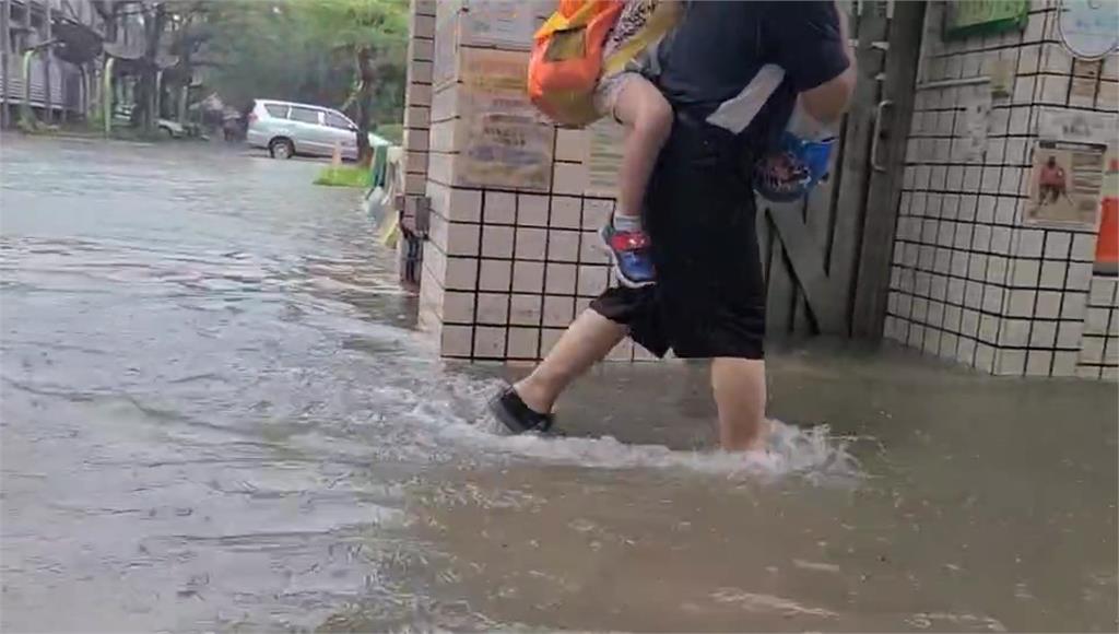 雨彈炸雙北！ 中山區國小外水淹至腳踝