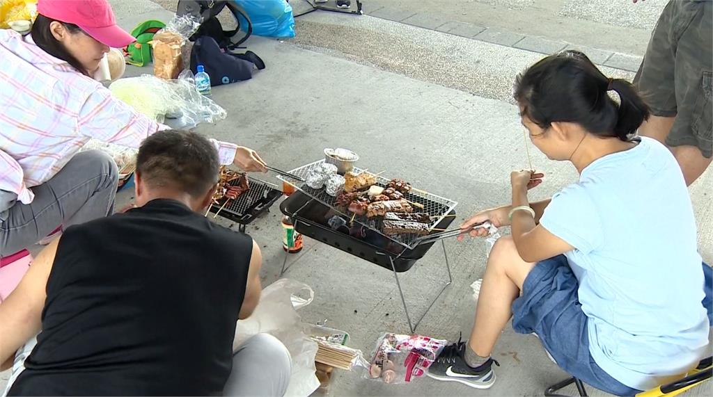 台北市府特別加開12處河濱公園，供民眾烤肉。圖：台視新聞