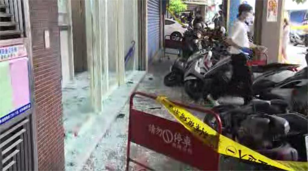 遭砸店的當鋪玻璃窗碎了一地。圖／台視新聞