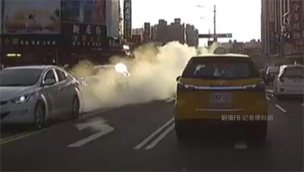 高雄市三民區出現烏賊車沿路狂竄白煙。圖／翻攝自Facebook@記者爆料網