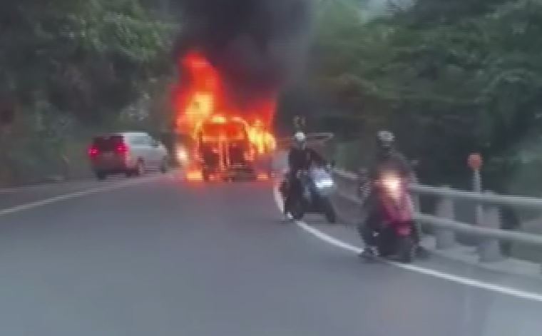 廂型車遭撞後，起火燃燒。圖：台視新聞