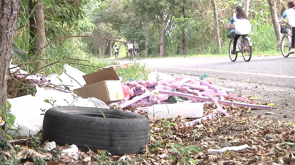 東螺溪自行車道遭人丟棄垃圾。圖：台視新聞