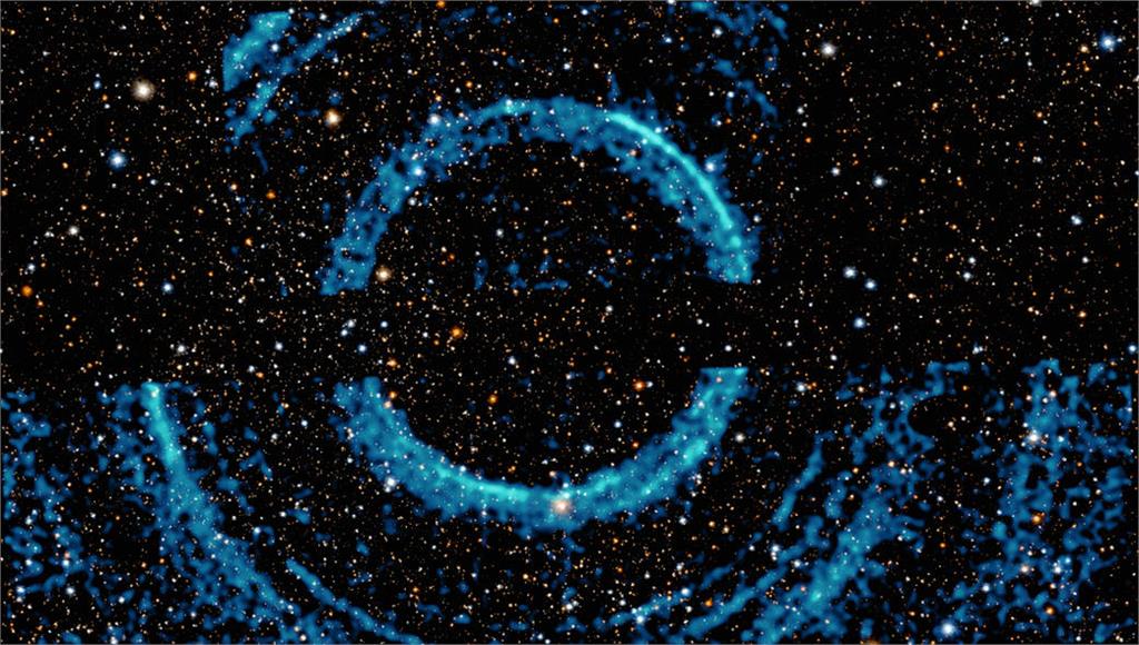 一組黑洞周邊的發光環狀物，被NASA的錢卓拉X射線天文台及尼爾格雷爾斯雨燕天文台捕捉。圖／翻攝自NASA官網