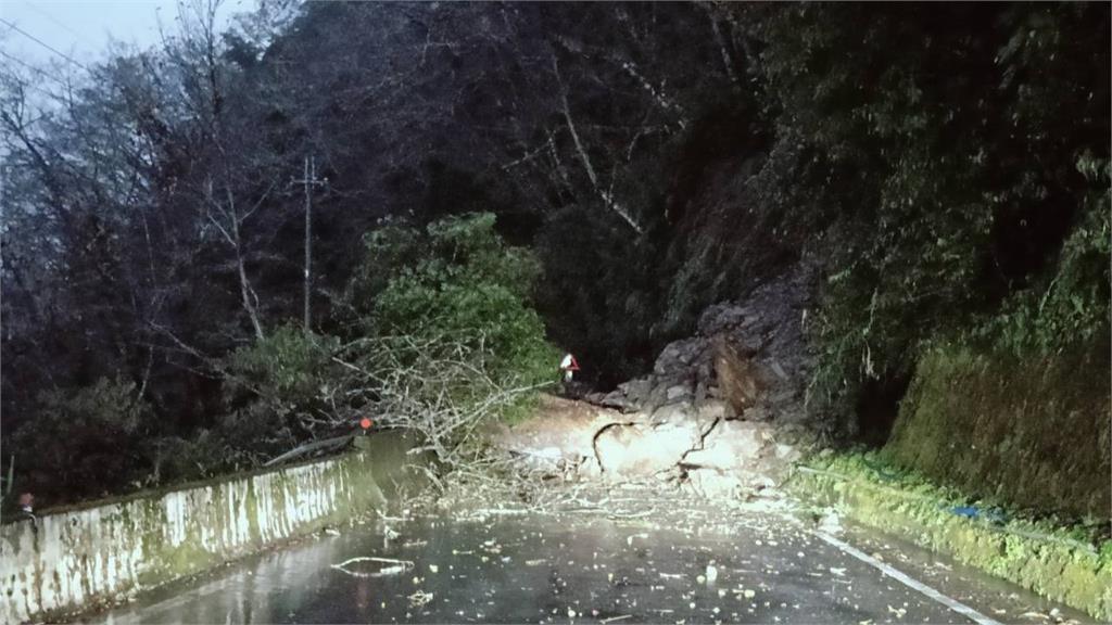 台20線栗園段發生邊坡落石。圖／公路局提供